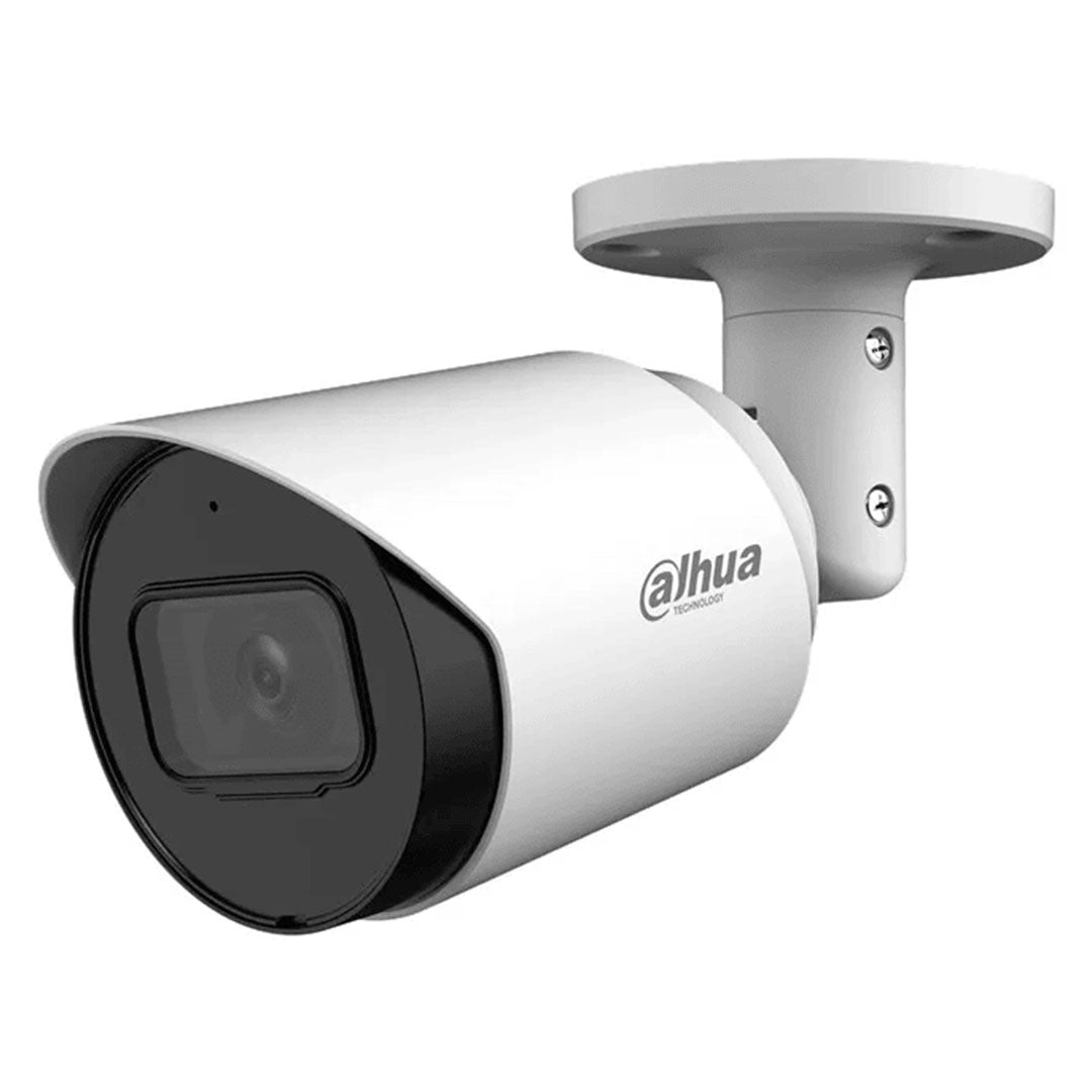 Cámara de seguridad tipo bala para videovigilancia, carcasa blanca, montada en pared.