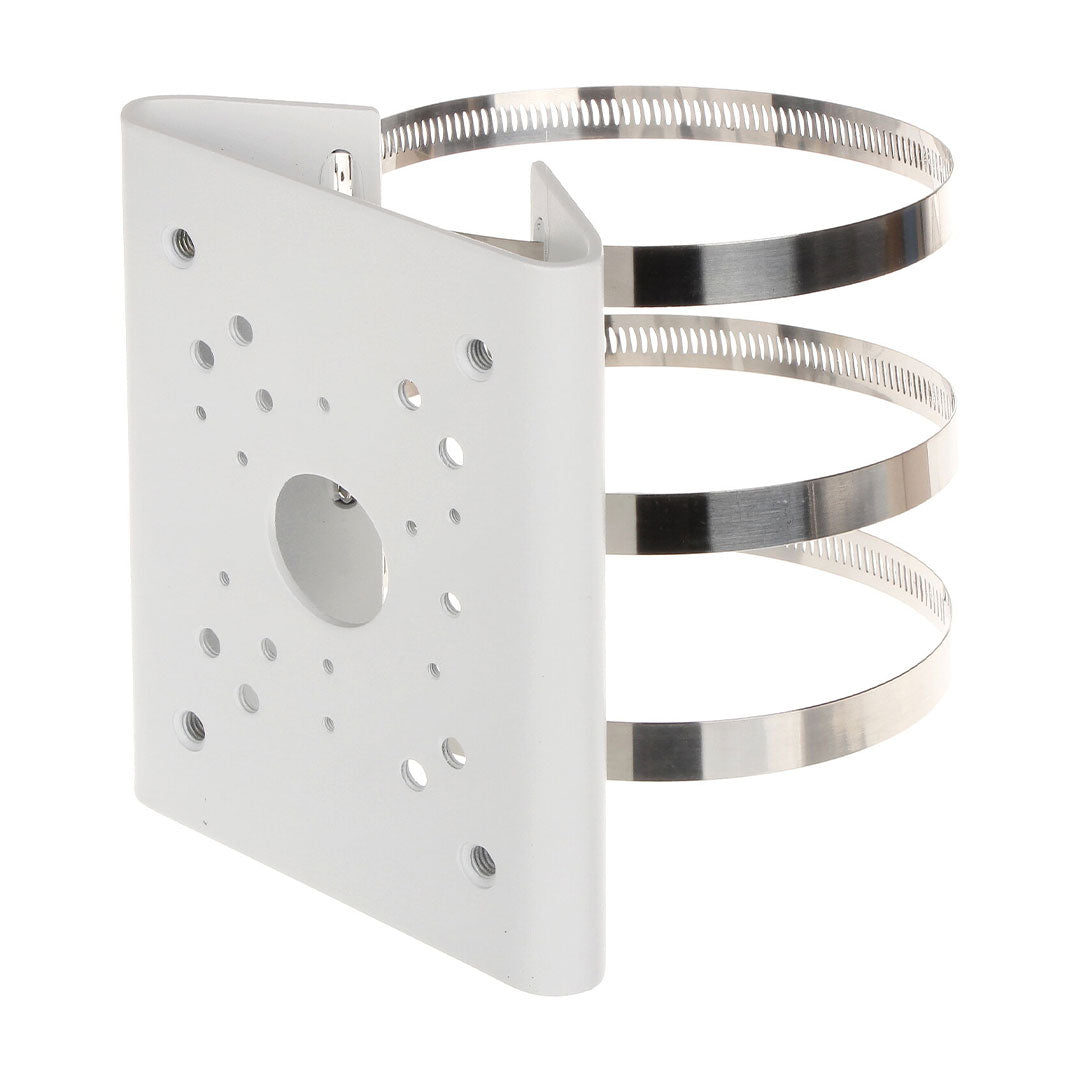 Soporte metálico para montaje de cámaras de seguridad en poste, color blanco, con abrazaderas de acero inoxidable.