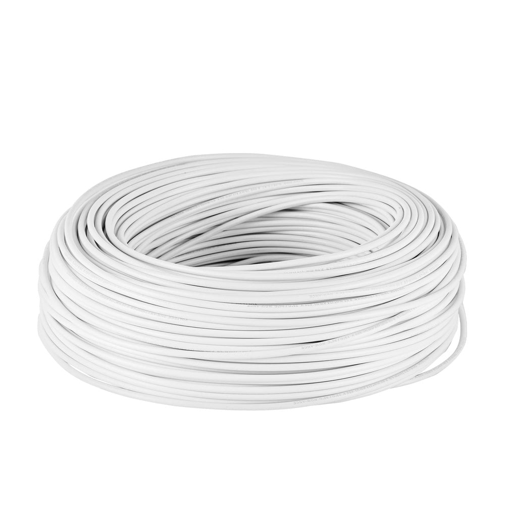 Rollo de cable blanco para redes o cableado estructurado sobre fondo blanco