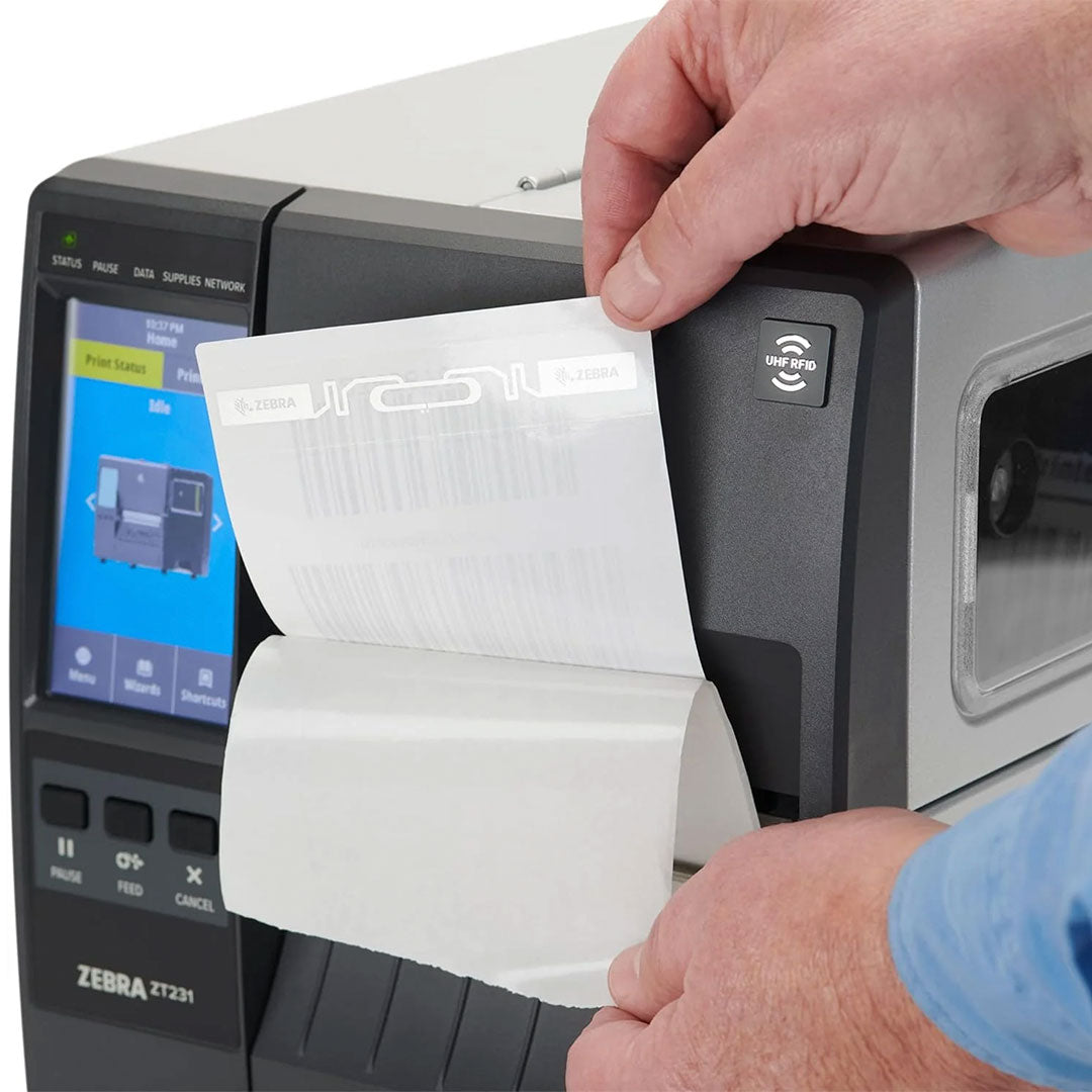 Impresora de etiquetas RFID Zebra ZT231 imprimiendo etiquetas adhesivas con código de barras