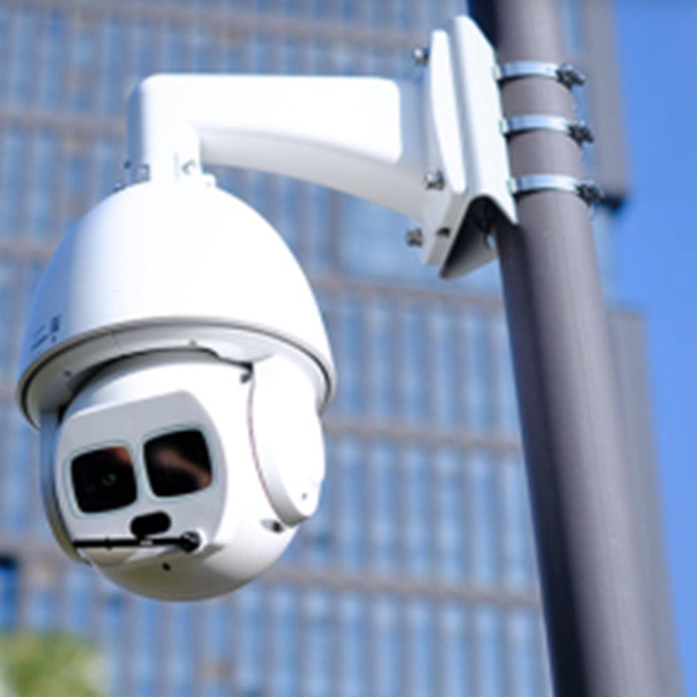Soporte para cámara de seguridad montada en poste metálico, exterior urbano