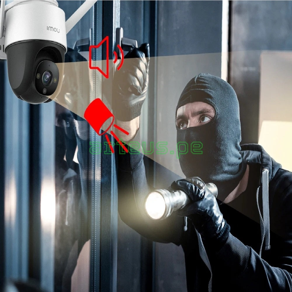 Cámara de seguridad detectando intruso encapuchado con linterna y guantes en puerta de vidrio