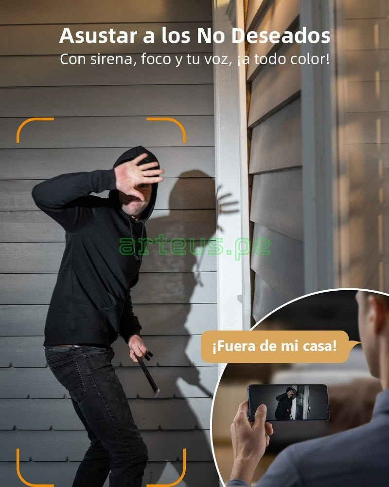 Persona con sudadera negra sorprendida por cámara de seguridad inteligente con sirena y audio bidireccional, sistema de seguridad doméstica contra intrusos.
