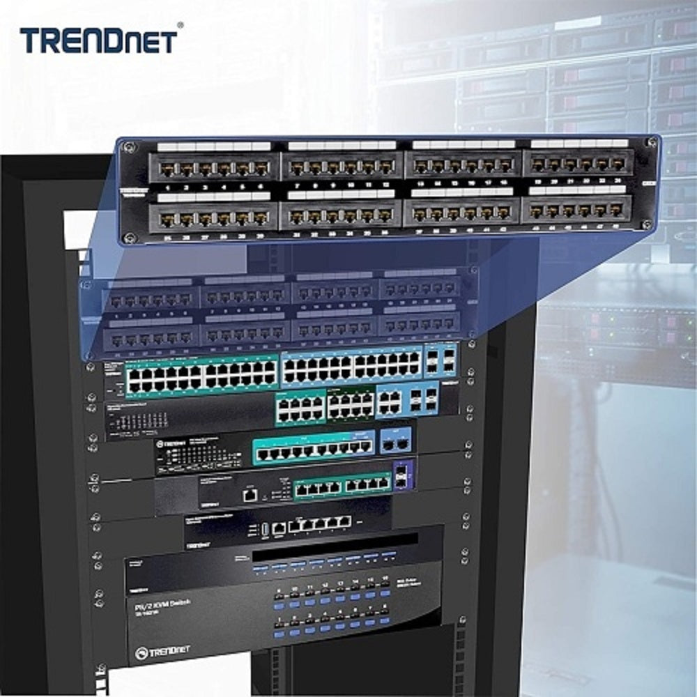 Patch panel de red TRENDnet de 48 puertos RJ45 montado en rack de centro de datos