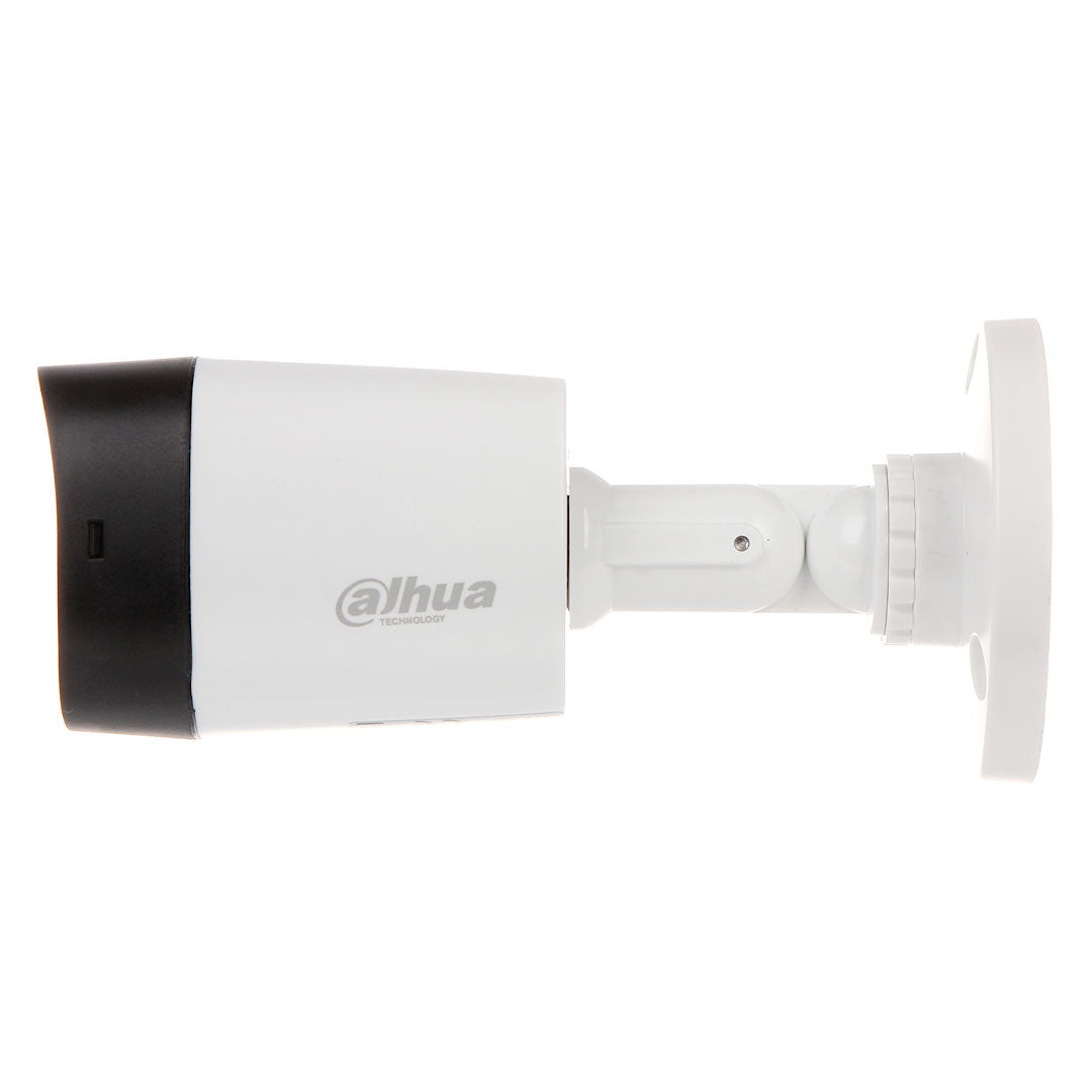 Cámara de seguridad tipo bala blanca para videovigilancia con montaje en pared.