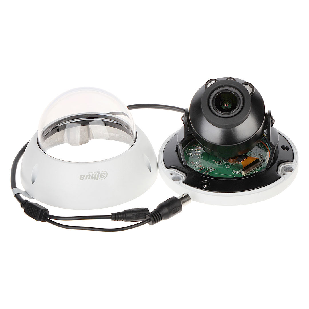 Cámara domo de videovigilancia desmontada con lente y cableado visible, ideal para seguridad.