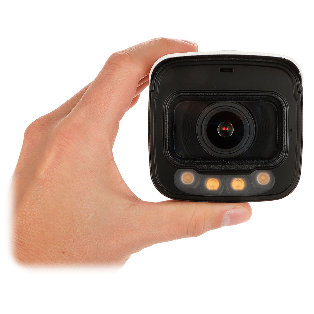 Cámara de videovigilancia LED sostenida por una mano, solución de seguridad electrónica