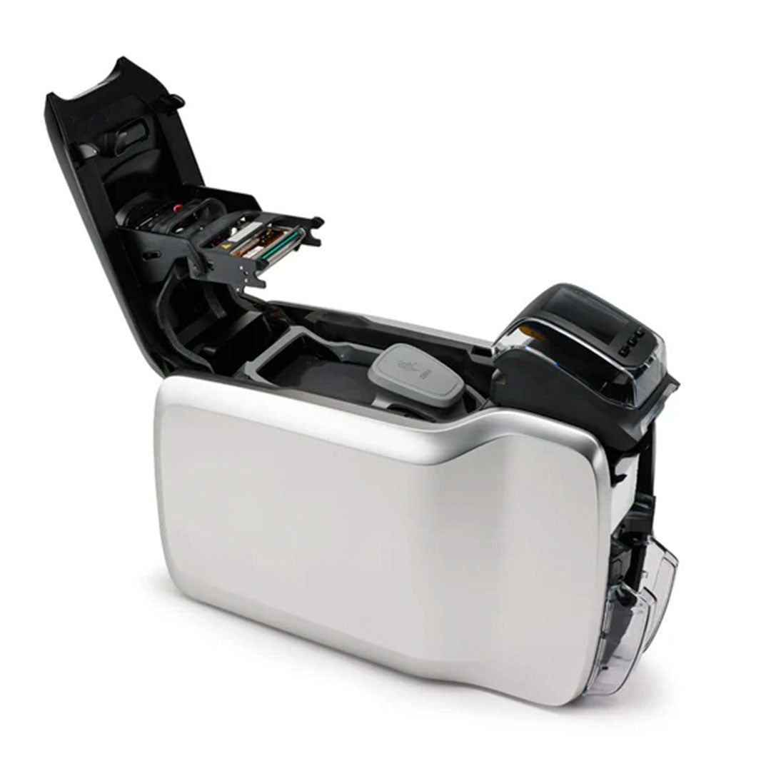 Impresora de credenciales profesional abierta, ideal para seguridad y control de acceso.