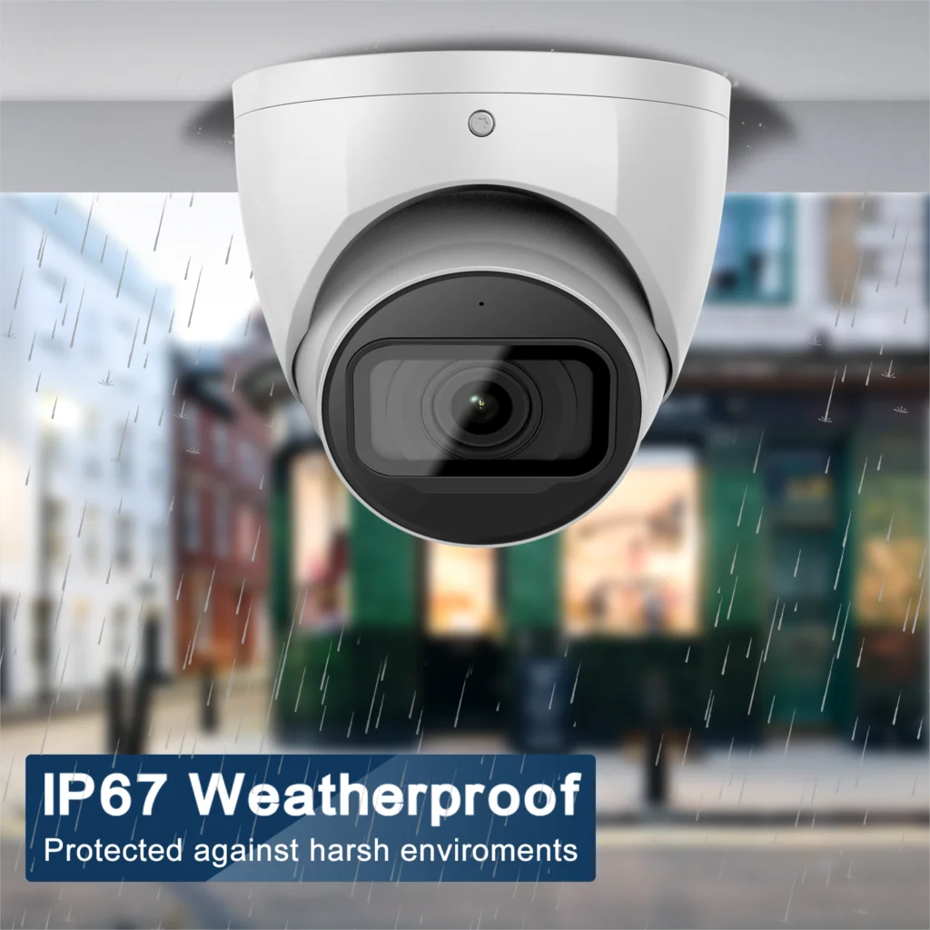 Cámara de seguridad tipo domo IP67 resistente al agua instalada en exterior bajo la lluvia.