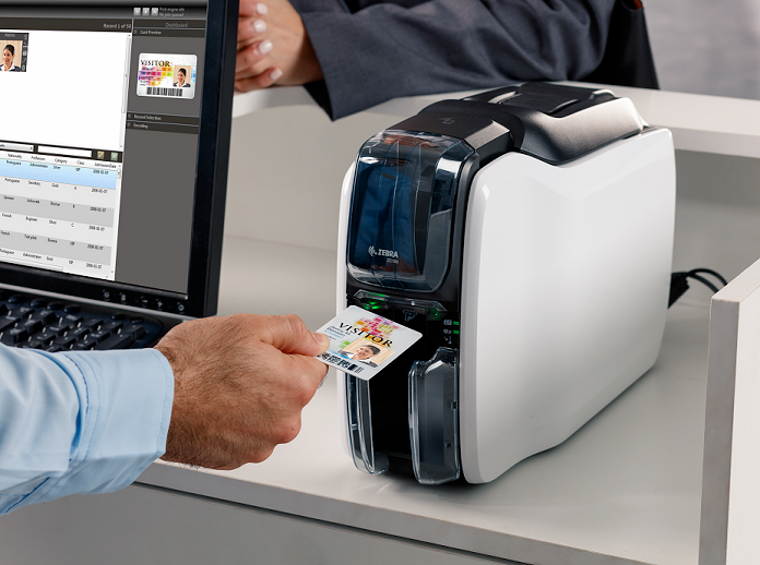 Impresora de credenciales Zebra para identificación y control de acceso en oficina.